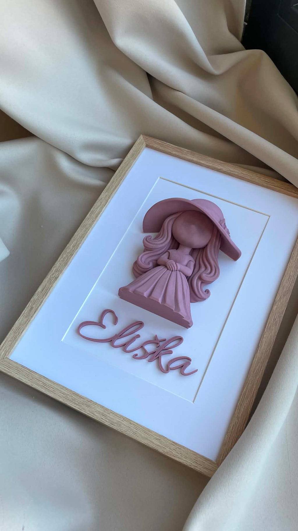 3D obraz s dievčaťom v klobúku a menom – personalizovaný darček pre dievča
