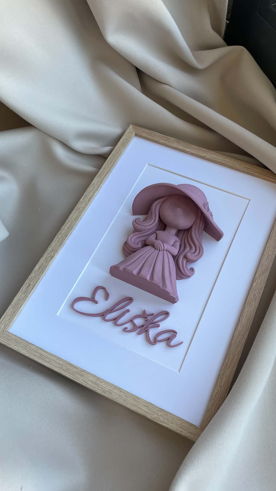 3D obraz s dievčaťom v klobúku a menom – personalizovaný darček pre dievča