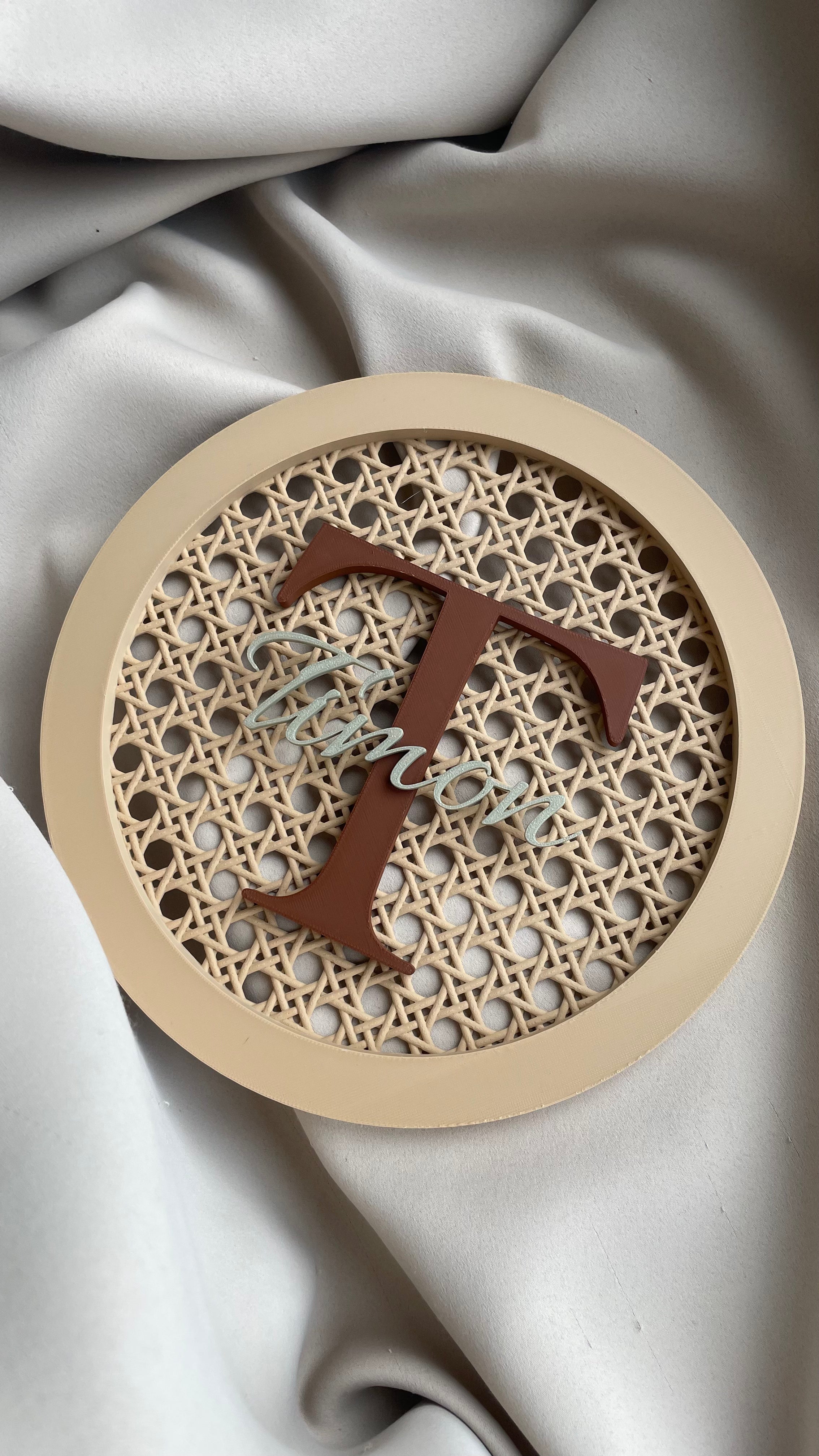 3D ratanová dekorácia s menom – kruhový dizajn (Ø 24 cm)