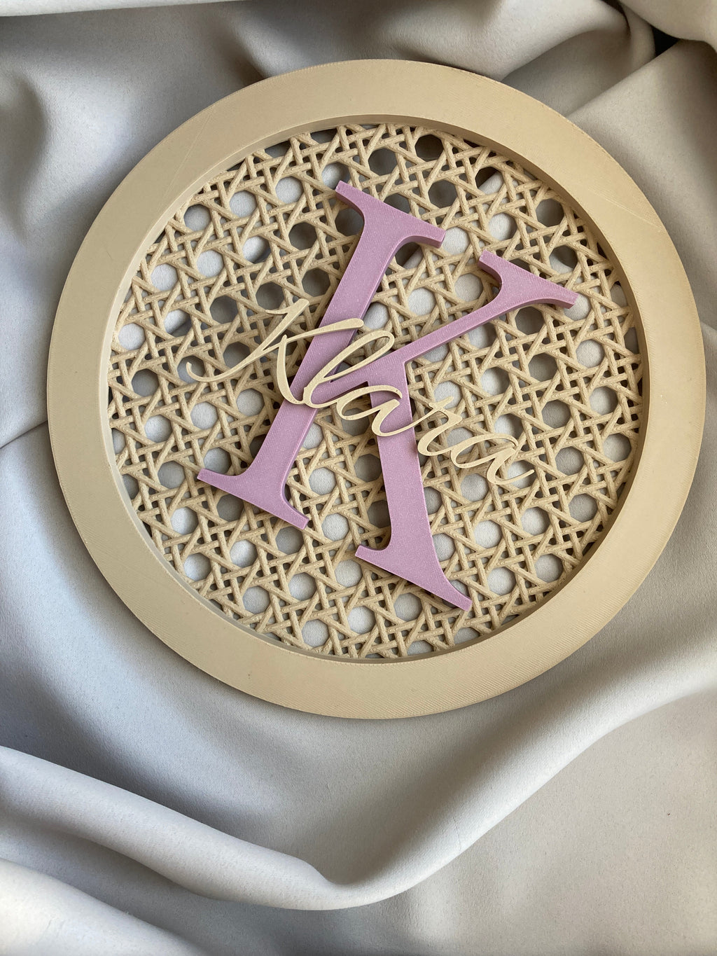 3D ratanová dekorácia s menom – kruhový dizajn (Ø 24 cm)
