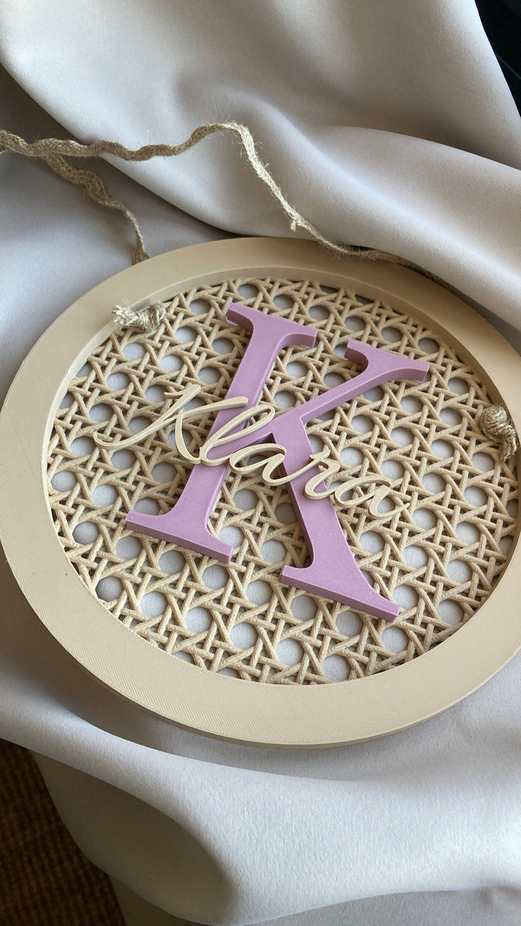 3D ratanová dekorácia s menom – kruhový dizajn (Ø 24 cm)