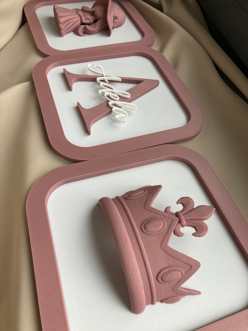 3D set do detskej izby pre dievčatká – princezná, korunka a iniciála s menom | Voliteľná farba