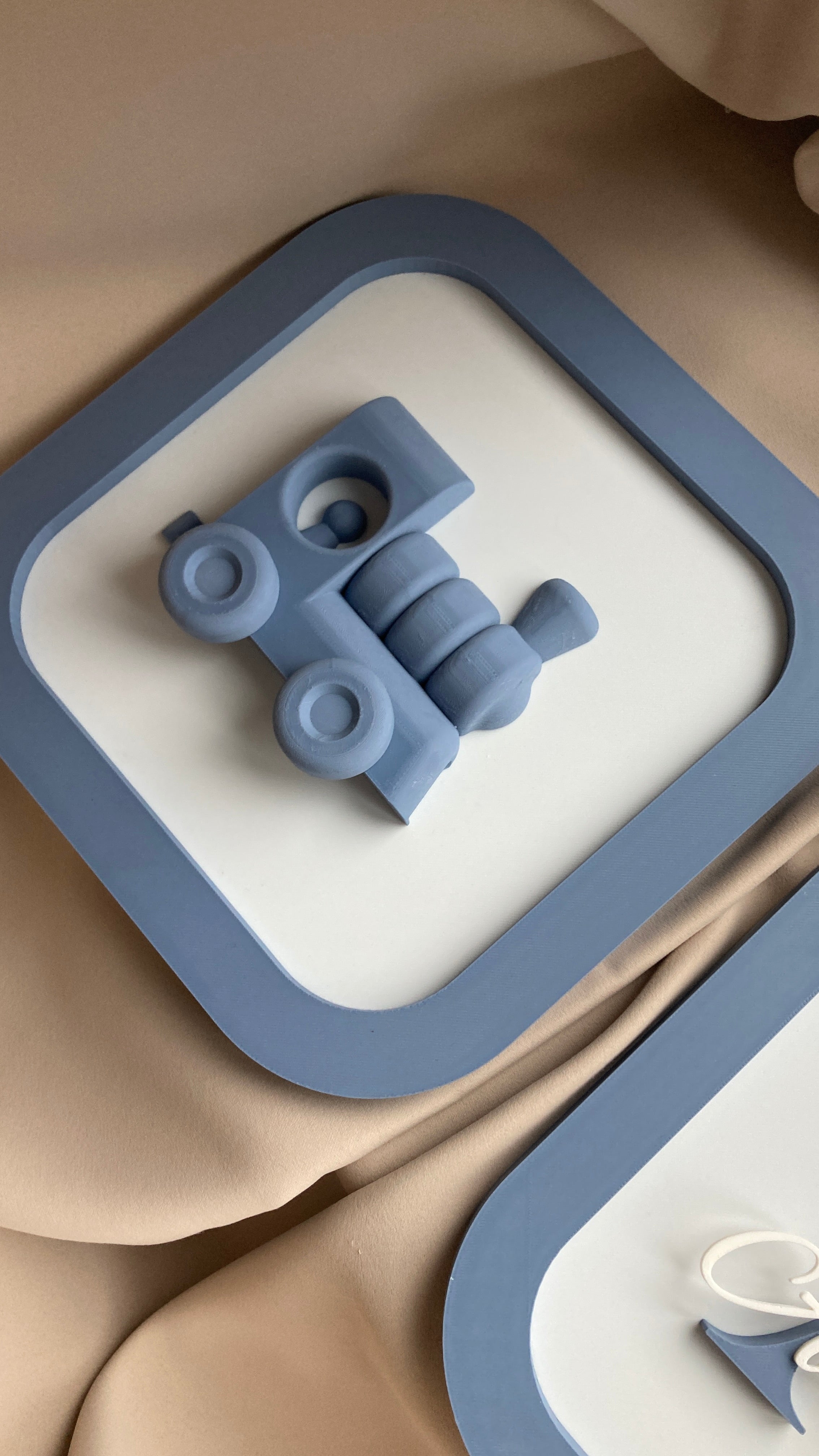 3D set do chlapčenskej izby – autíčko, vláčik a iniciála s menom | Voliteľná farba