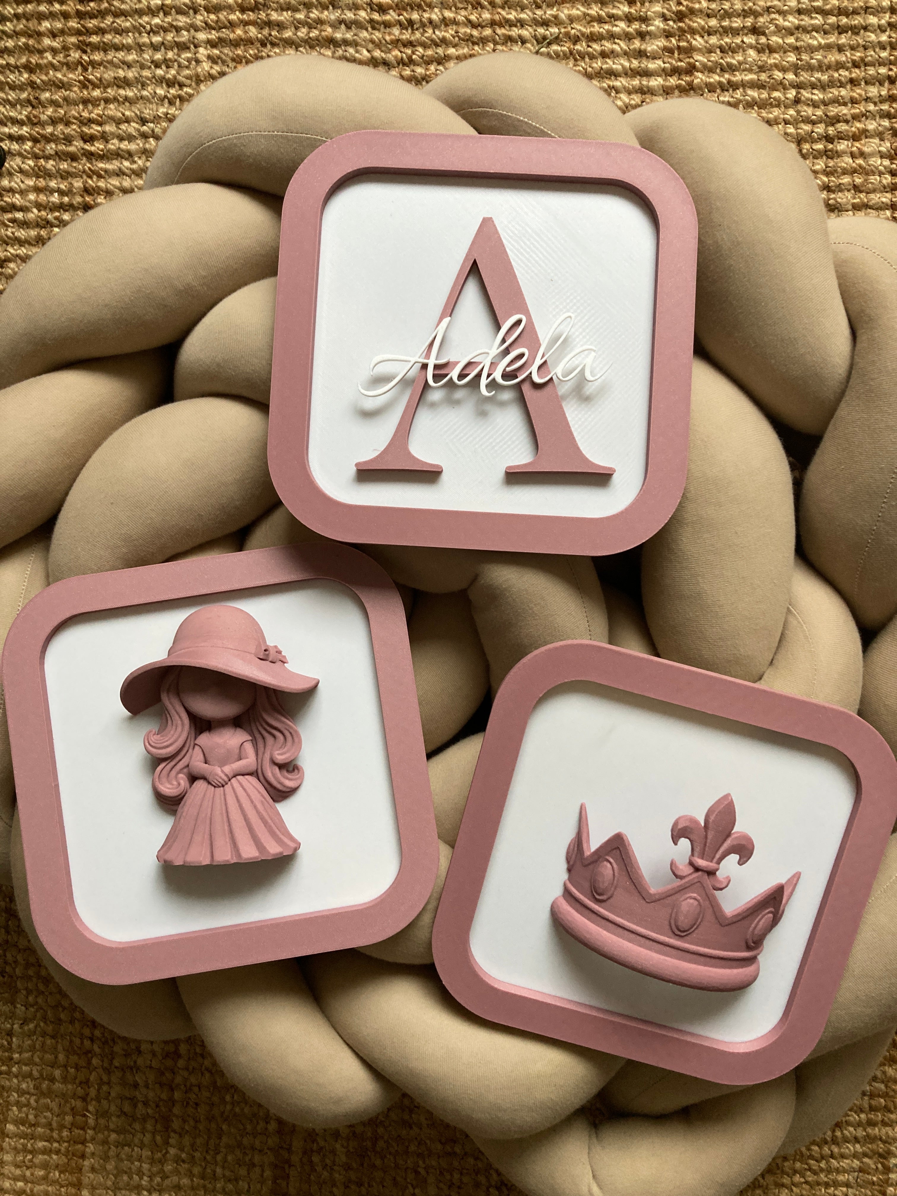 3D set do detskej izby pre dievčatká – princezná, korunka a iniciála s menom | Voliteľná farba