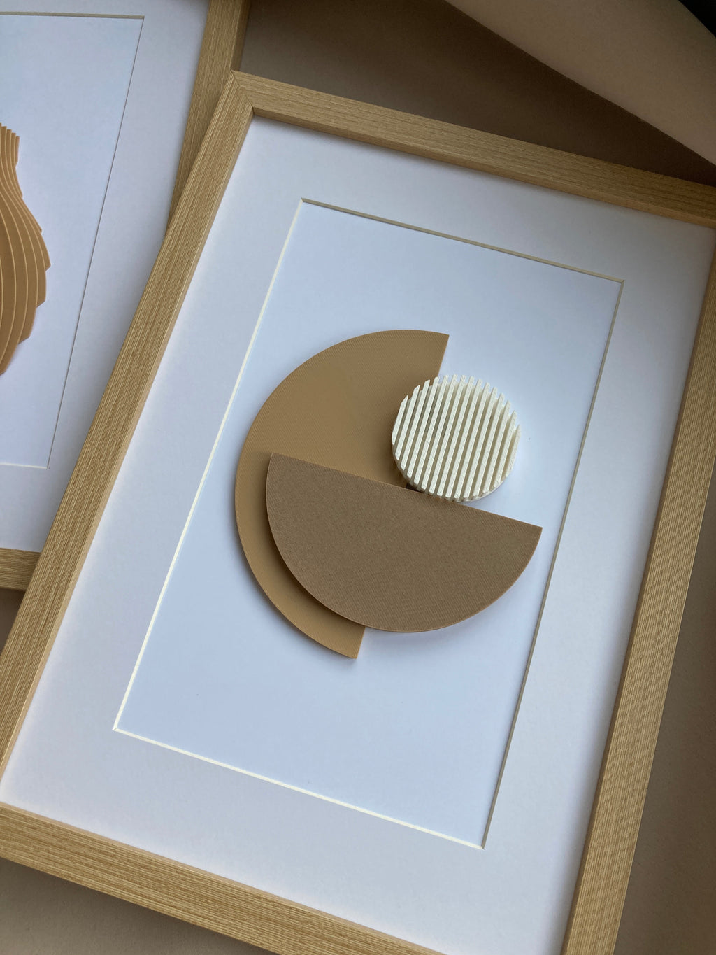 3D abstraktný obraz na stenu 30×40 cm | Geometrická dekorácia, ručne vyrobená, rámovaná – minimalistický štýl