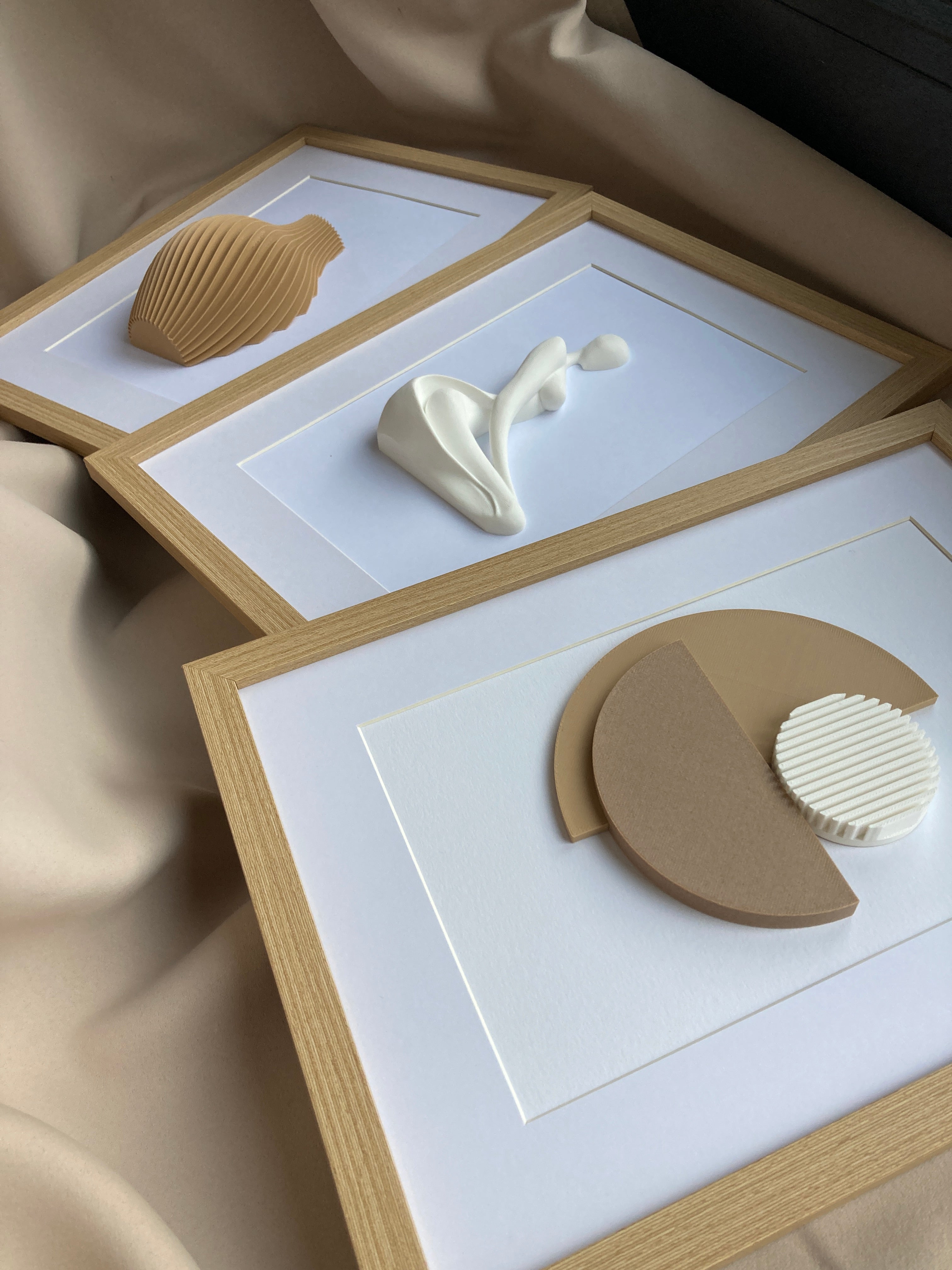 3D abstraktný obraz na stenu 30×40 cm | Geometrická dekorácia, ručne vyrobená, rámovaná – minimalistický štýl