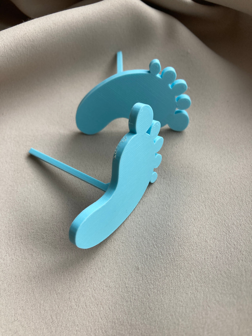 Zápichy na tortu Vitaj drobček – kočík, nápis, nožičky | 3D-Art.sk