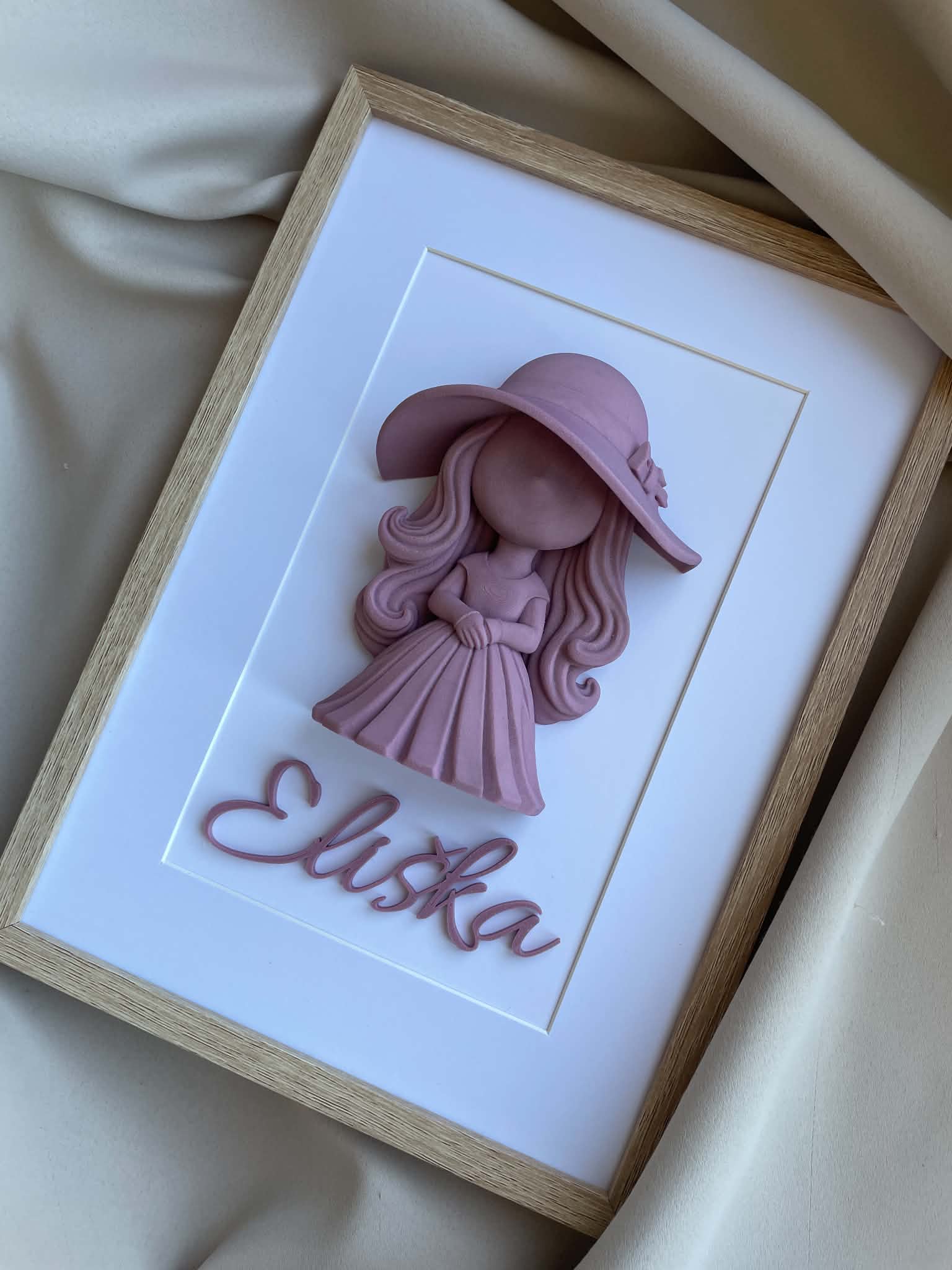 3D obraz s dievčaťom v klobúku a menom – personalizovaný darček pre dievča