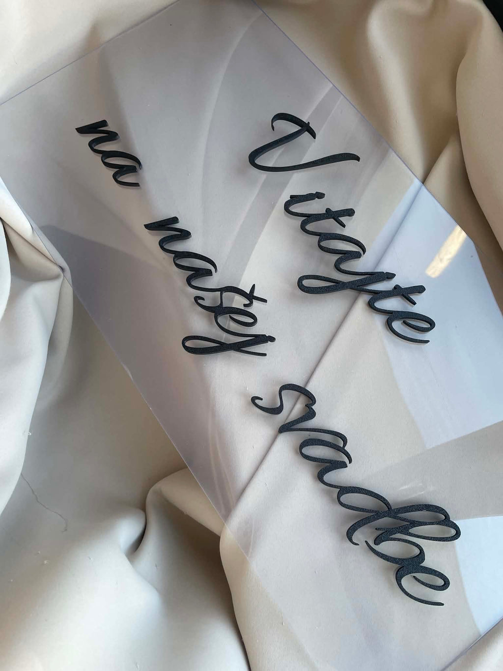 Svadobná privítacia tabuľa "Vitajte na našej svadbe" – 40x30 cm